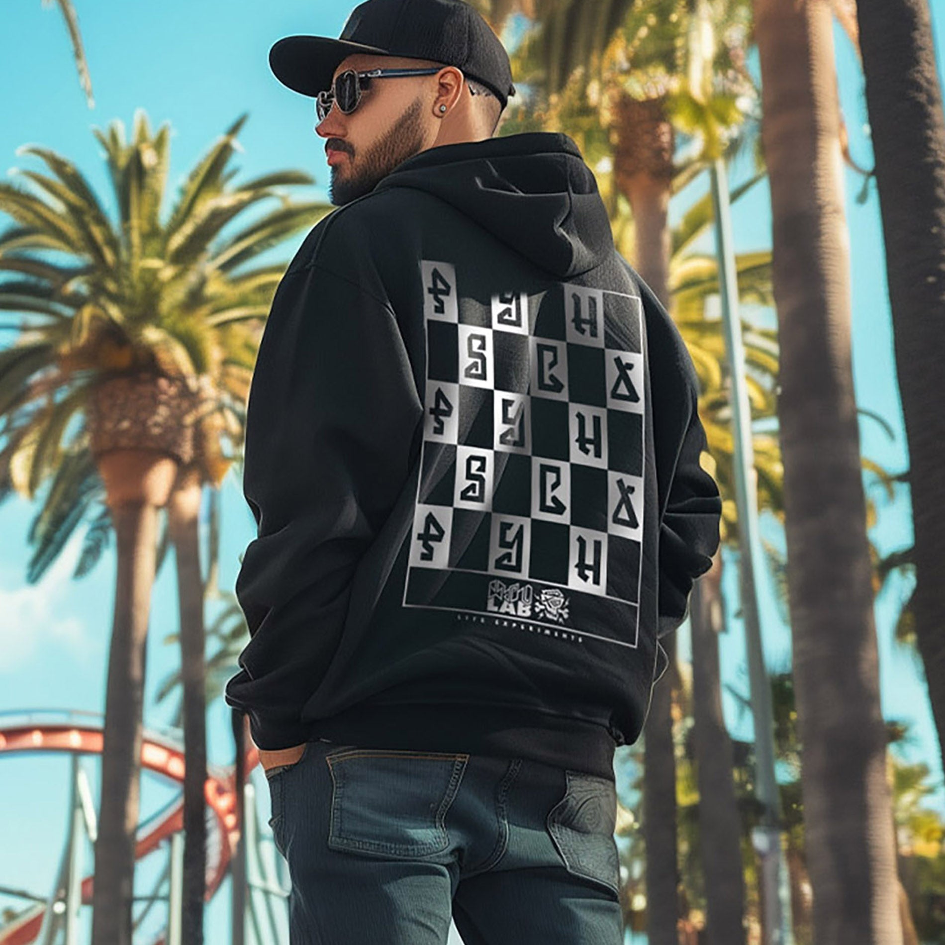 Der Zip Hoodie Mindset von PsychoLab mit auffälligem Schachbrett-Design auf dem Rücken, ideal für urbane Looks und Streetwear.