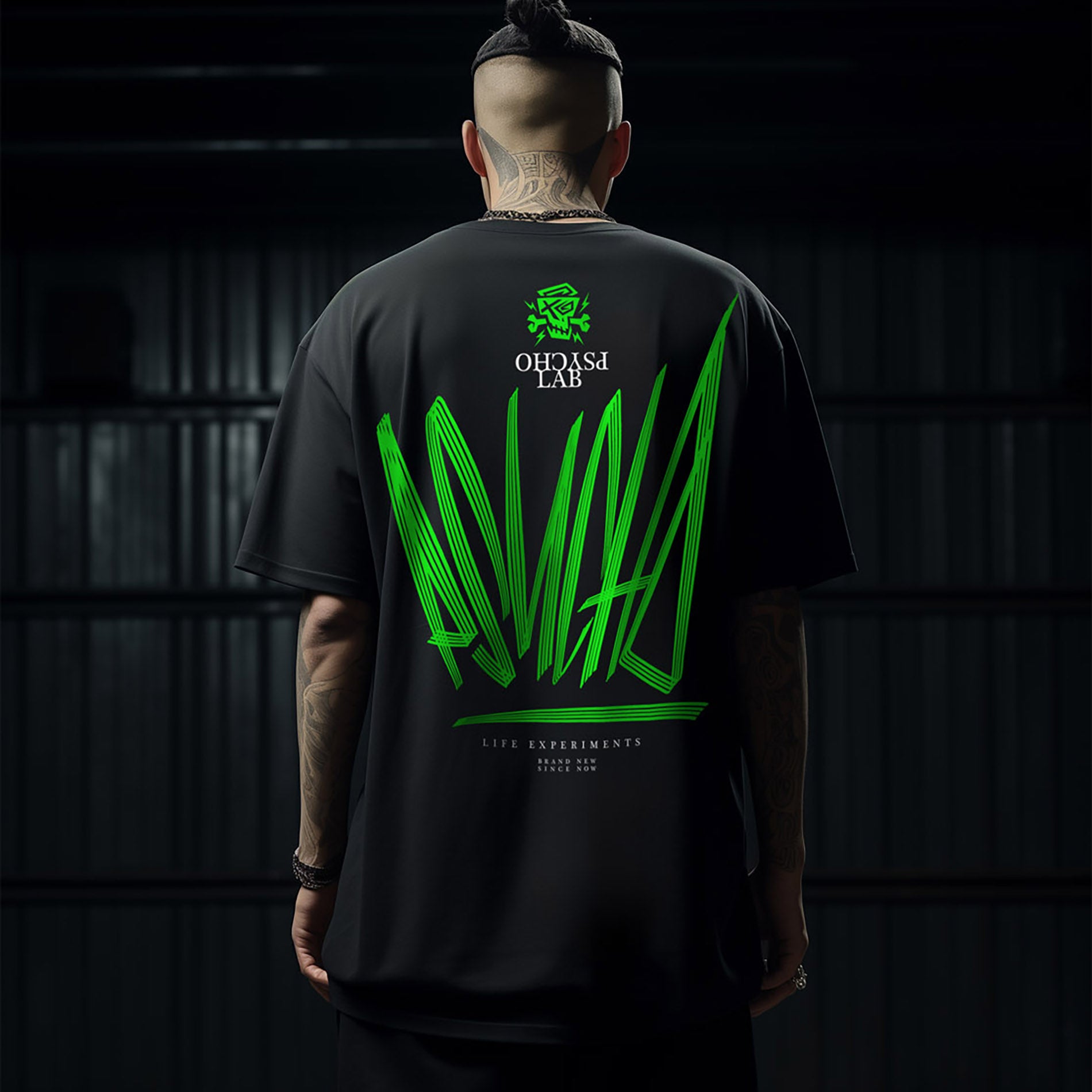 T-Shirt Dynamic von PsychoLab, Rückansicht mit auffälligem grünen Schriftzug und urbanem Design, perfekt für Streetwear-Liebhaber.