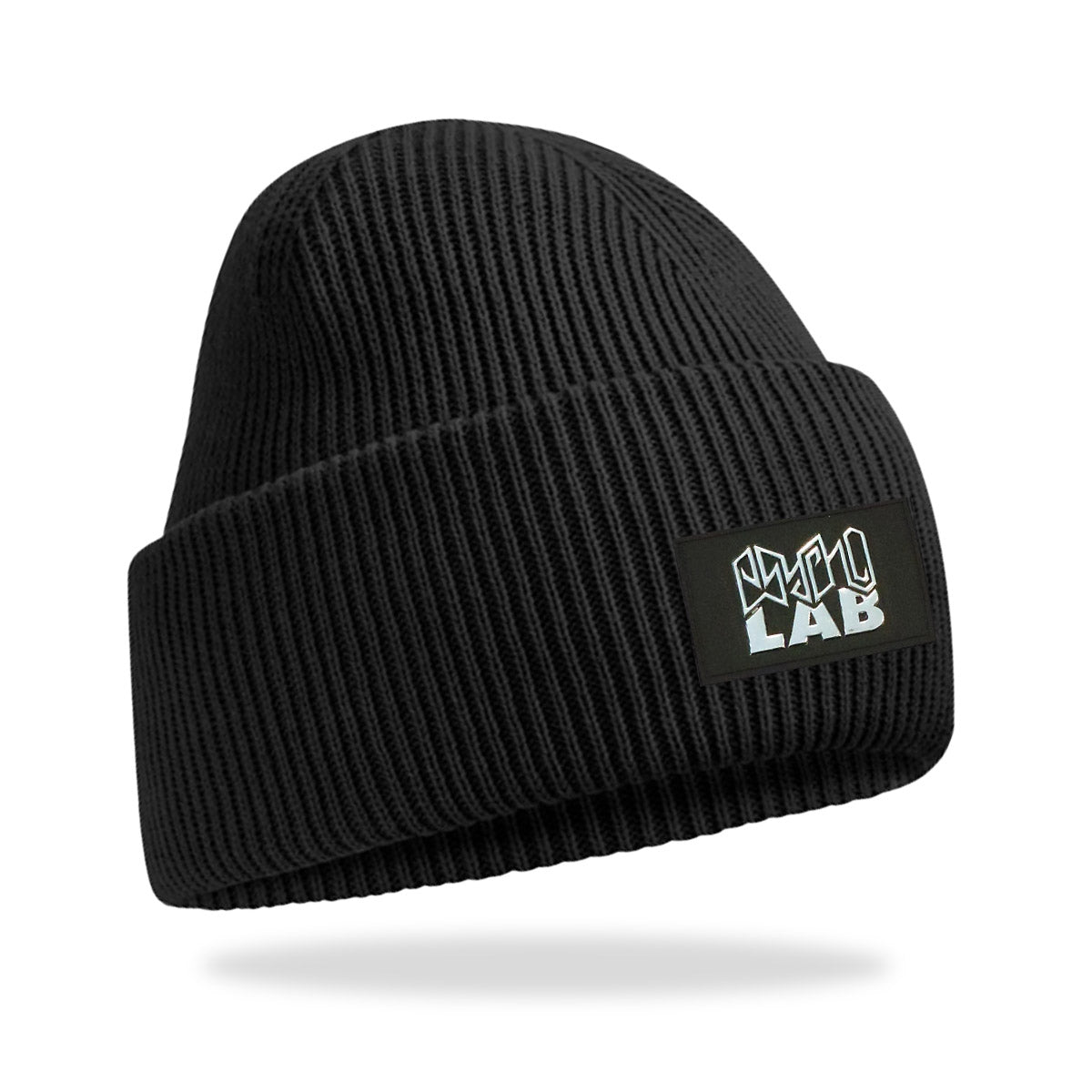 Das PsychoLab Beanie mit Chrome Patch – Recycled Edition in Schwarz wird stilvoll präsentiert. Hochwertiges Design aus 100 % recyceltem Polyester für einen coolen, urbanen Look. #psycholab