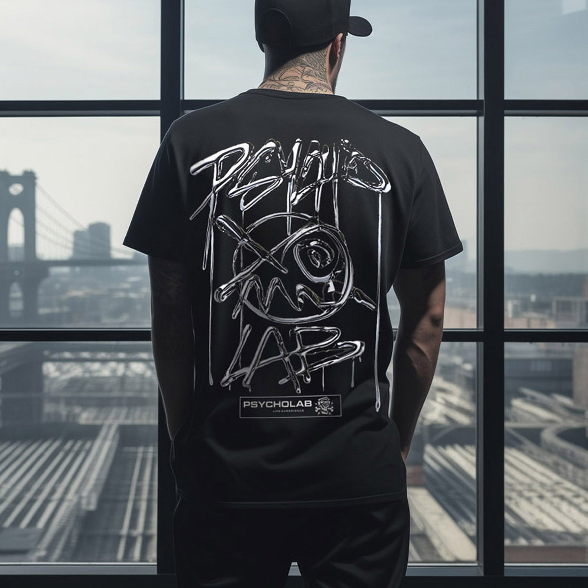Stylisches T-Shirt Chrome Black von PsychoLab, mit auffälligem Chrome-Graffiti-Design auf der Rückseite, perfekt für Urban-Look und Streetwear-Fans, psycholab.