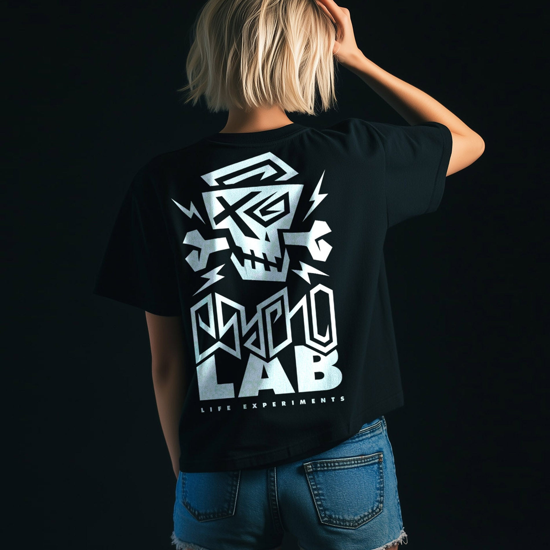 Stylisches Women Shirt Logo Black von PsychoLab, präsentiert mit einem auffälligen PsychoLab-Skull-Logo auf der Rückseite, perfekt für einen urbanen Look und streetwear-Style.