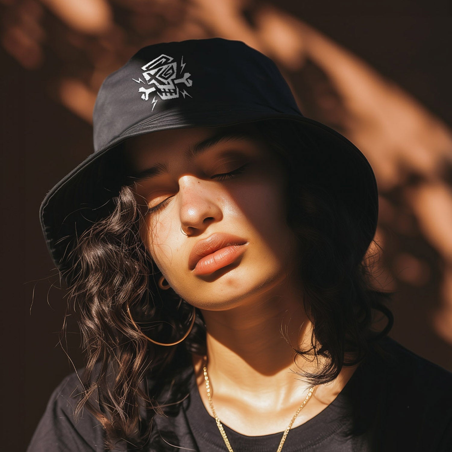 Junge Frau trägt den Bucket Hat White Logo von PsychoLab mit weißem Skull-Logo, perfekt für den urbanen Streetwear-Look.