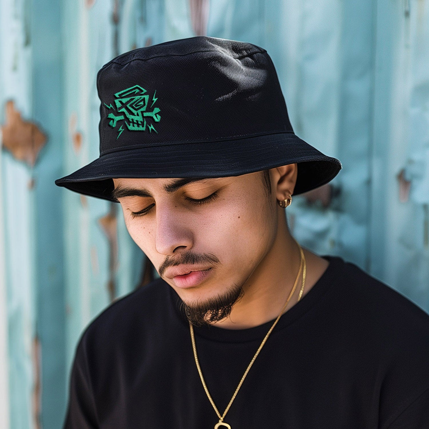 Mann trägt den PsychoLab Bucket Hat mit grünem Logo, perfekt für Streetwear. Der Hut in Schwarz sorgt für einen coolen urbanen Look und ist für verschiedene Anlässe geeignet.