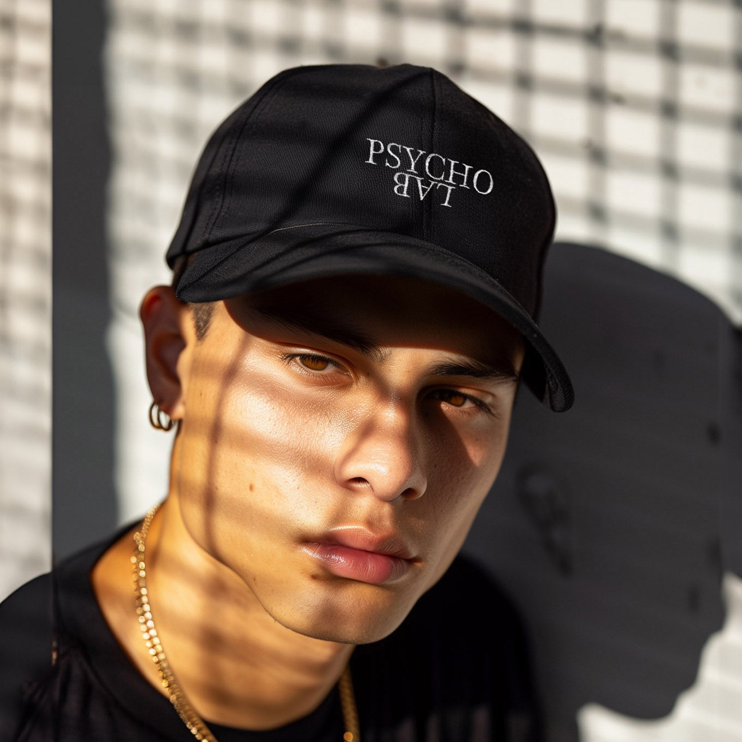 Junger Mann trägt die PsychoLab Cap White Reversed in Schwarz mit umgedrehtem Logo, ideal für Streetwear-Fans. psycholab