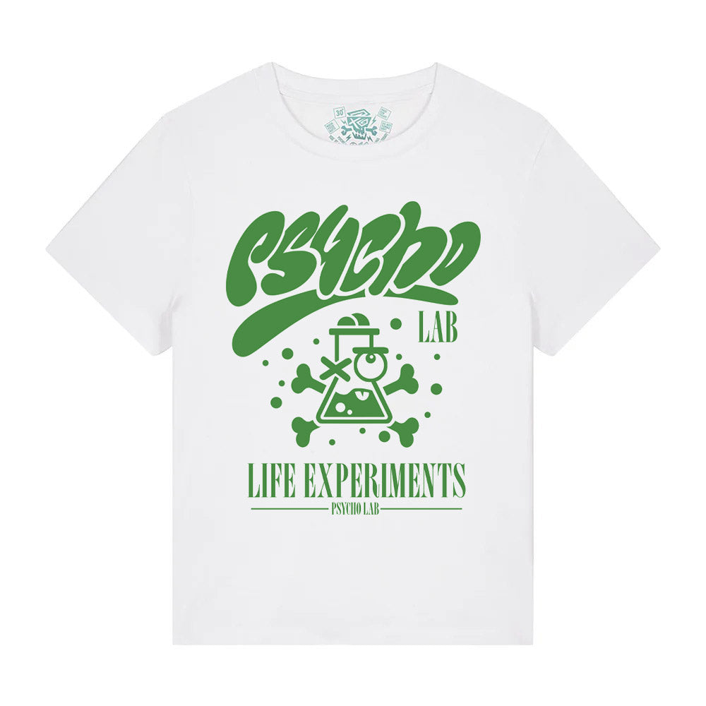 Das Women Shirt Freak White von PsychoLab zeigt ein auffälliges grünes Design mit dem Schriftzug „LIFE EXPERIMENTS“. Psycholab.
