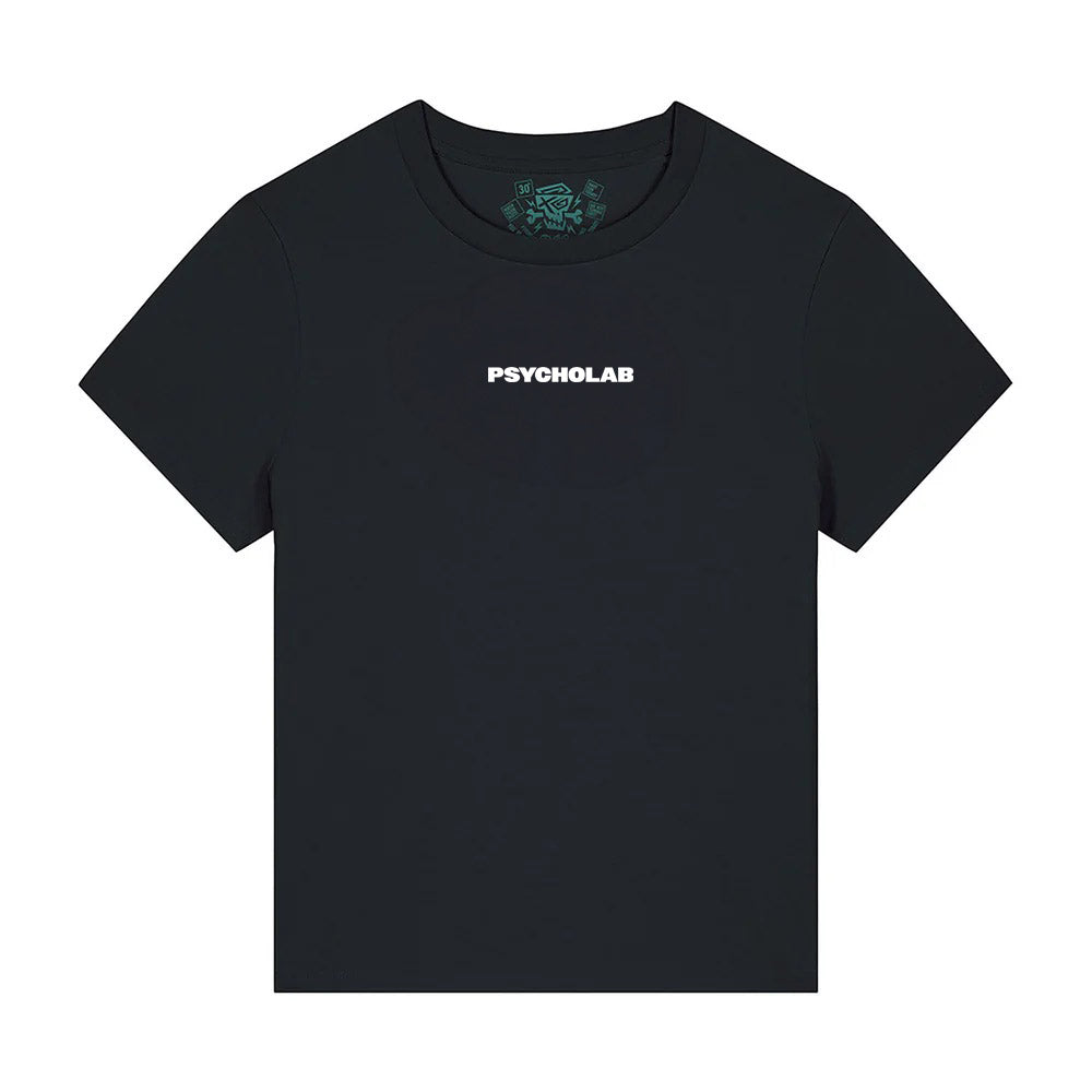Vorderansicht des Women Shirt Title Black von PsychoLab, schlichtes Design mit PSYCHOLAB-Druck, perfektes Statement-Shirt für jede Gelegenheit, psycholab