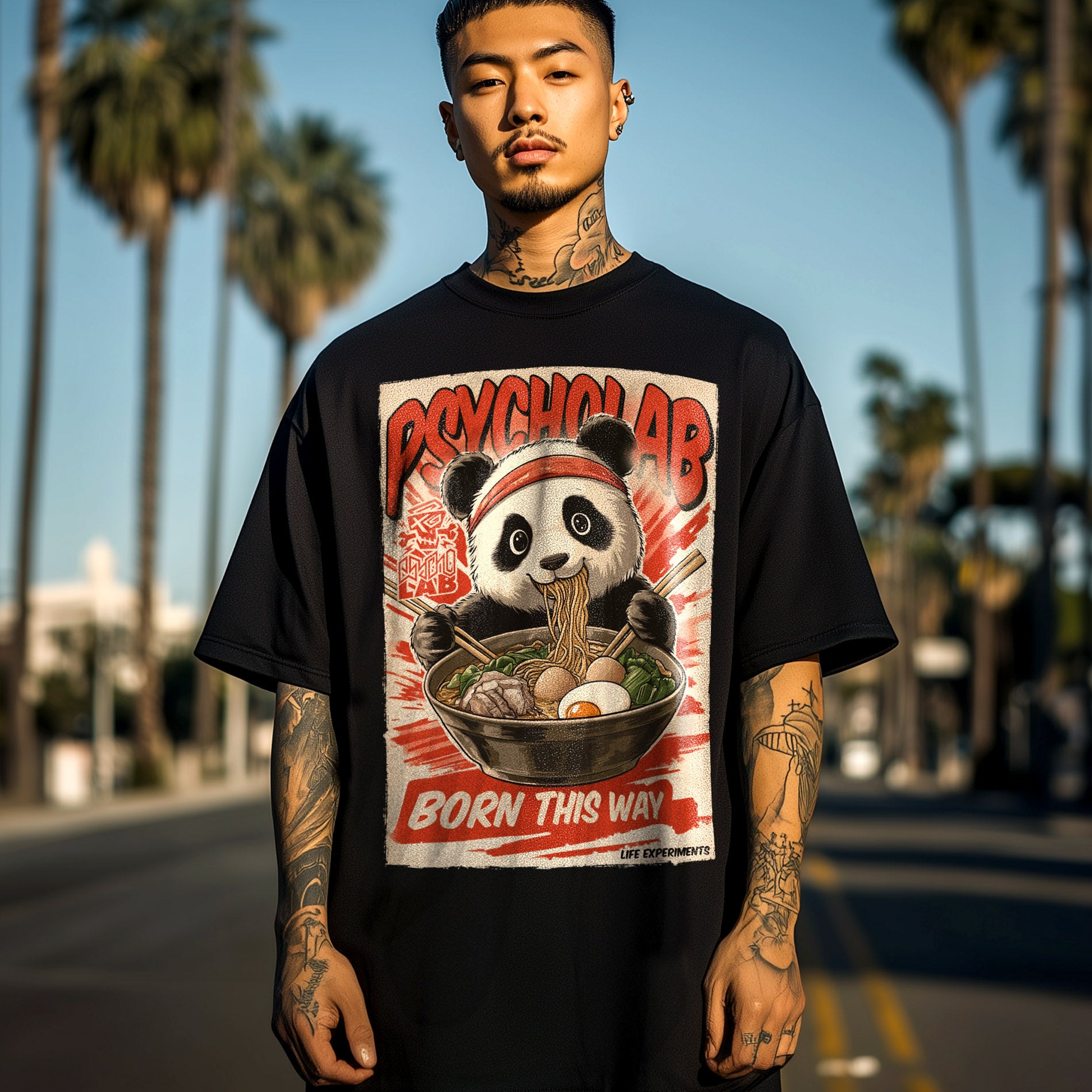 Mann trägt das T-Shirt Panda von PsychoLab mit einem humorvollen Panda-Design, das gleichzeitig urbanen Lifestyle und Nachhaltigkeit kombiniert.