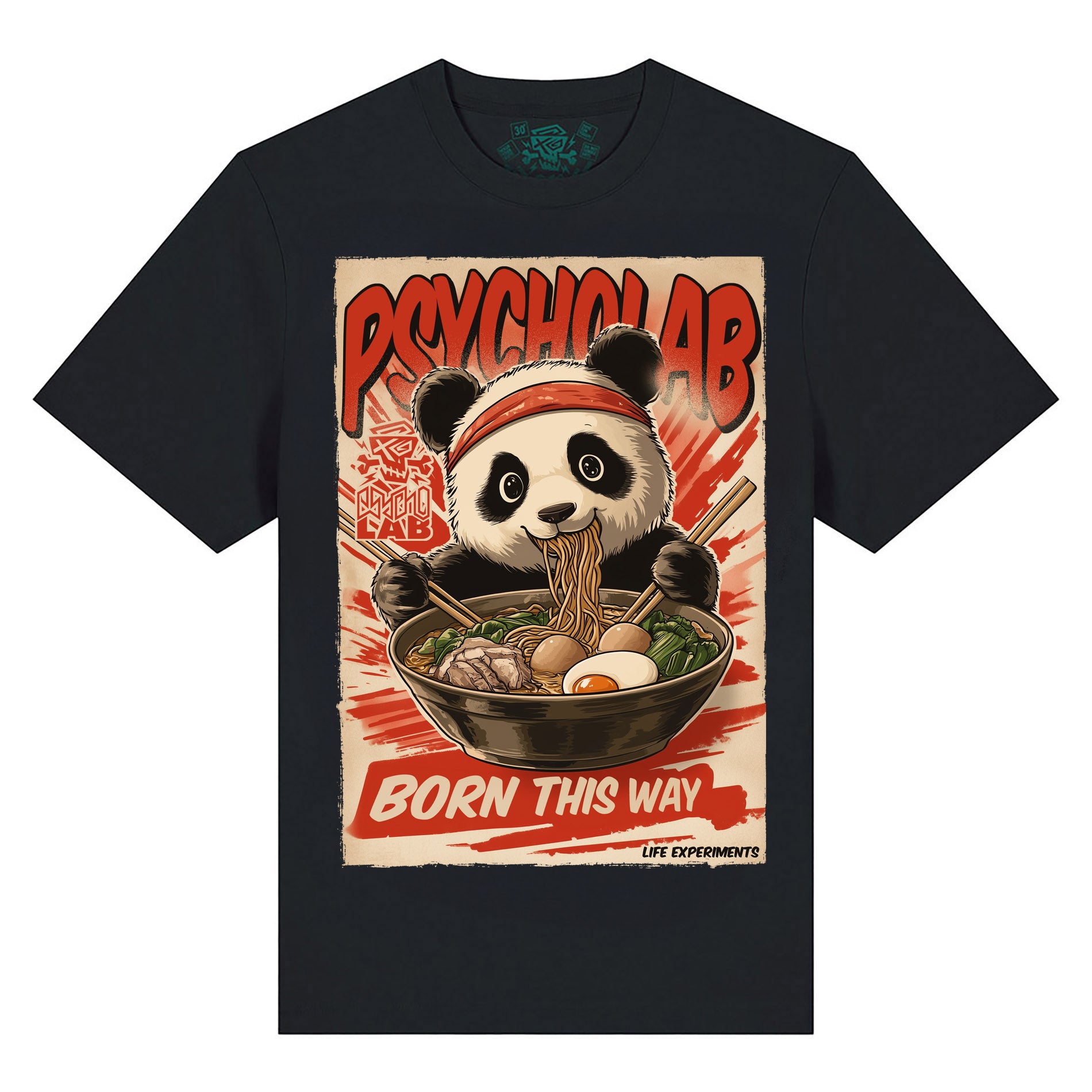 T-Shirt Panda von PsychoLab mit einem lebendigen Panda-Design, der eine Schüssel mit Ramen-Nudeln hält, auf schwarzem Hintergrund. Das Shirt kombiniert urbanen Style mit humorvollem Flair.