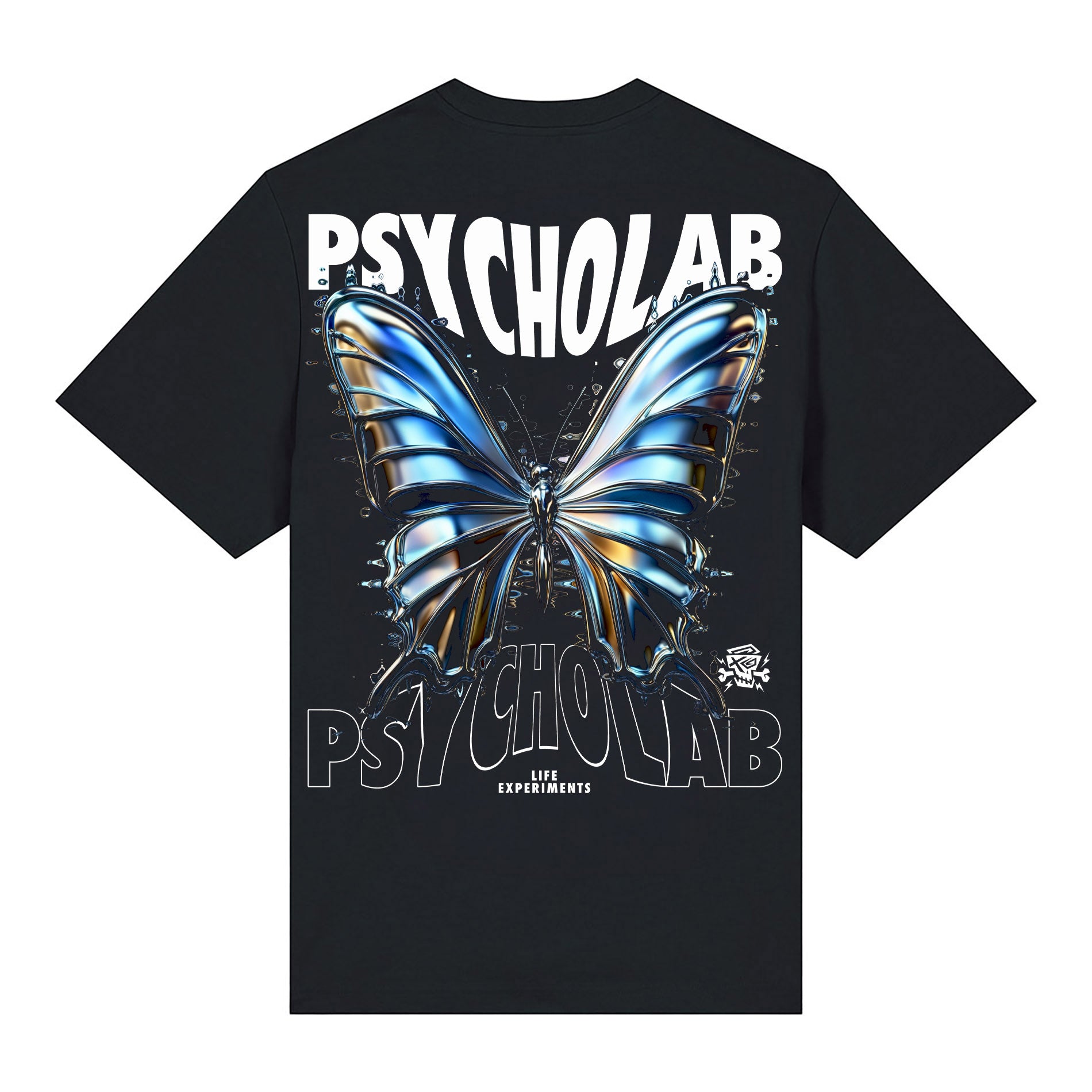 Detailansicht des T-Shirts Mariposa Black von PsychoLab, das symmetrisches Schmetterlingsmotiv und urbanen Charme zeigt.