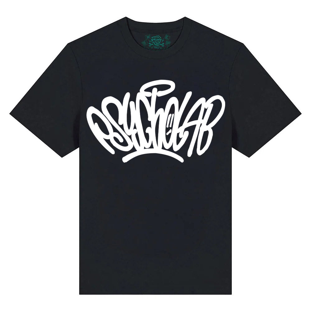 Vorderansicht des Tag T-Shirts Black von PsychoLab mit graffitihafter Schriftzug, perfekt für kreative Modeenthusiasten.