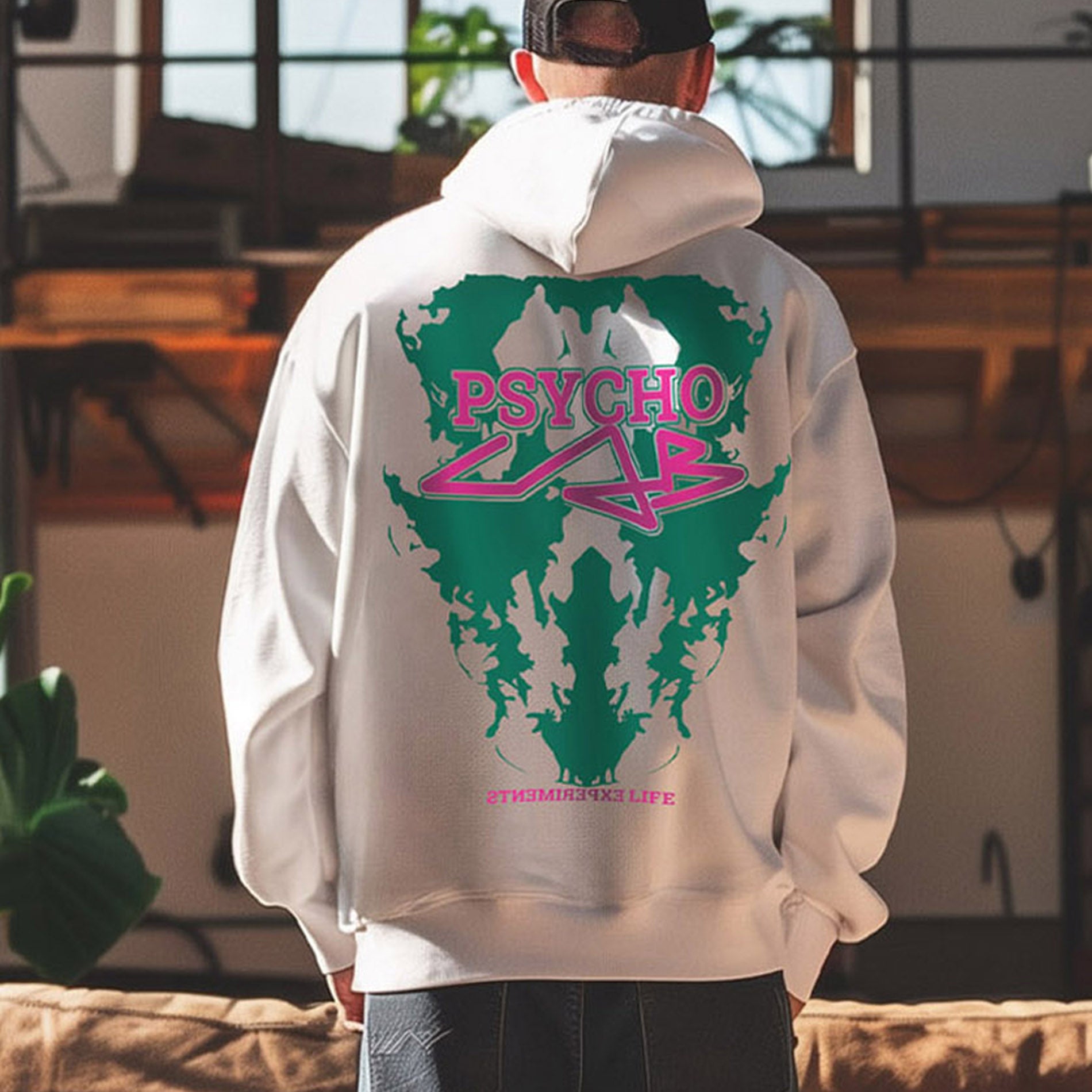 Nahaufnahme des grünen PsychoLab-Designs auf der Rückseite eines weißen Zip-Hoodies