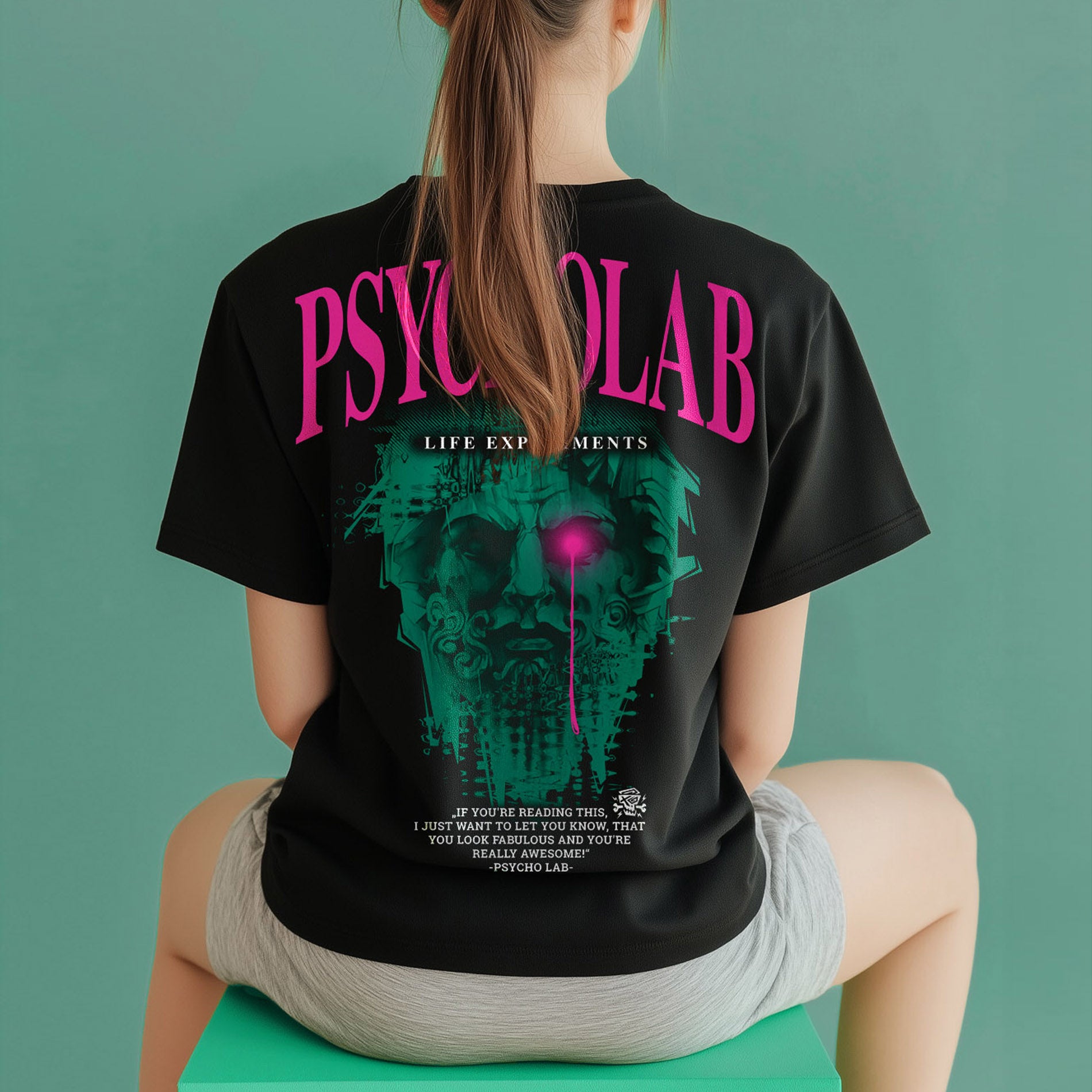 chwarzes PsychoLab Women Shirt Knowledge Rückseite mit Grafikdruck und Text auf Model Damenmode