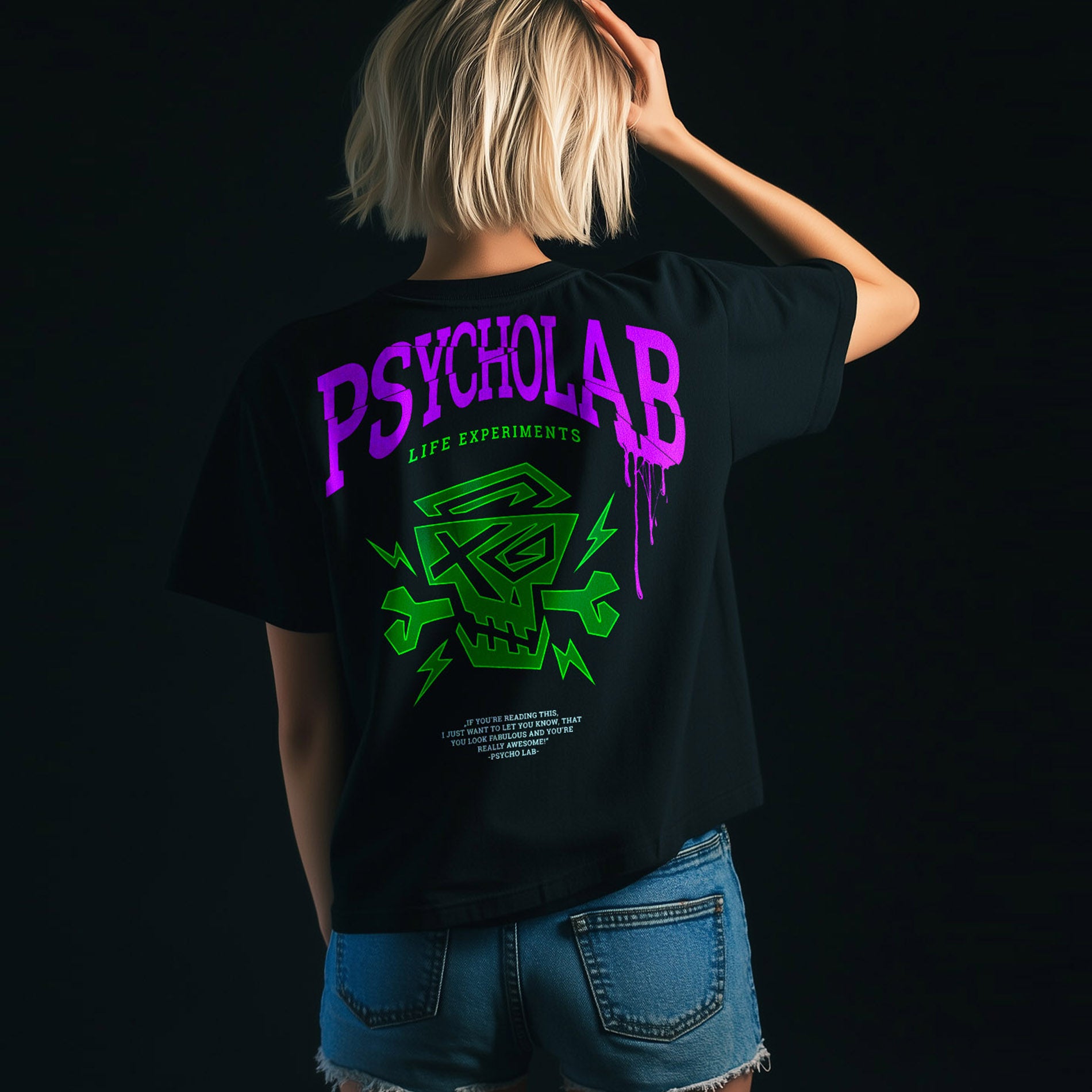 Schwarzes PsychoLab Women Shirt Experiments Rückseite mit großem Grafikdruck auf Model Damenmode