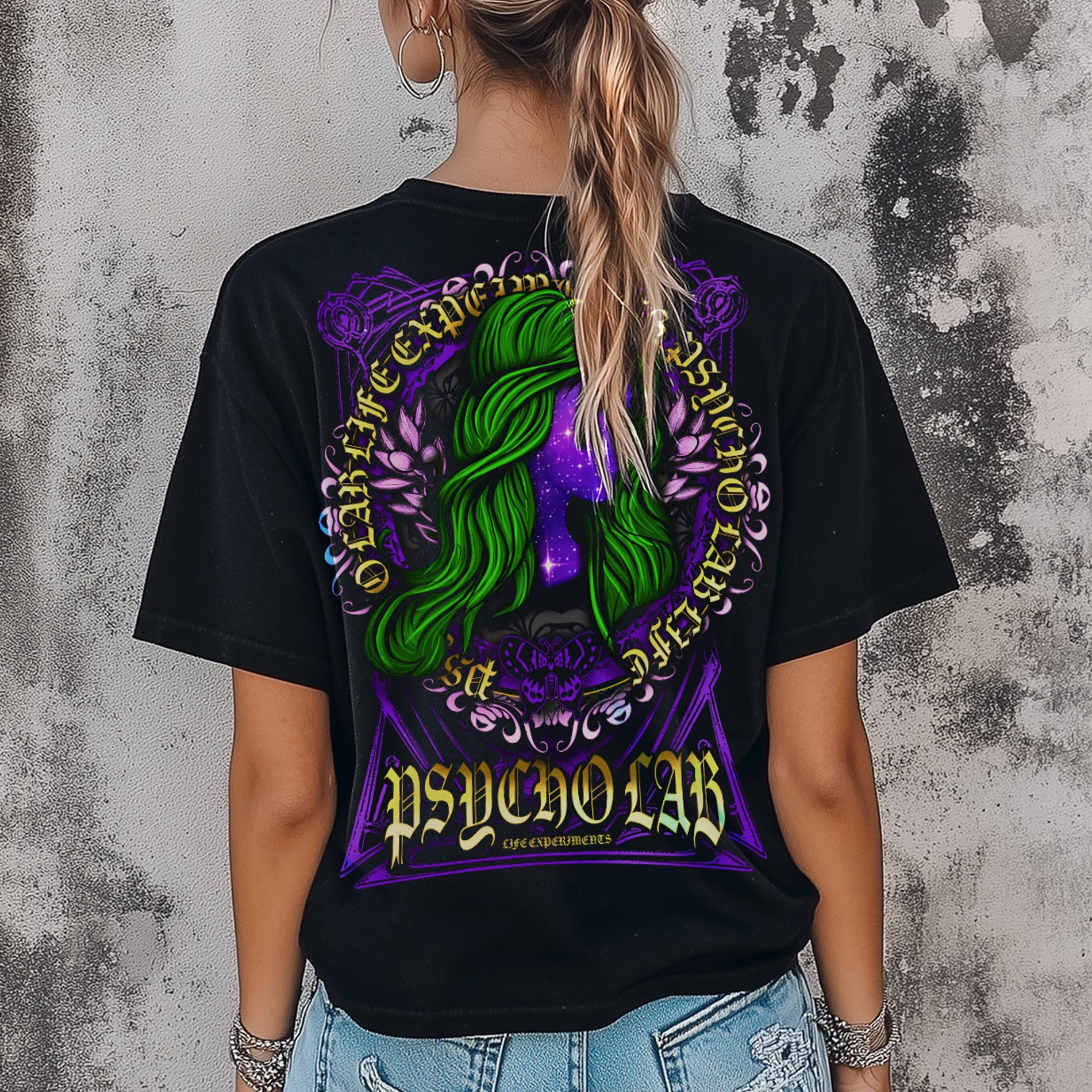 Rückansicht des Womens Shirt Galaxy in Schwarz von PsychoLab, das mit einem leuchtenden galaxy-inspirierten Motiv und farbenfrohen Details verziert ist.