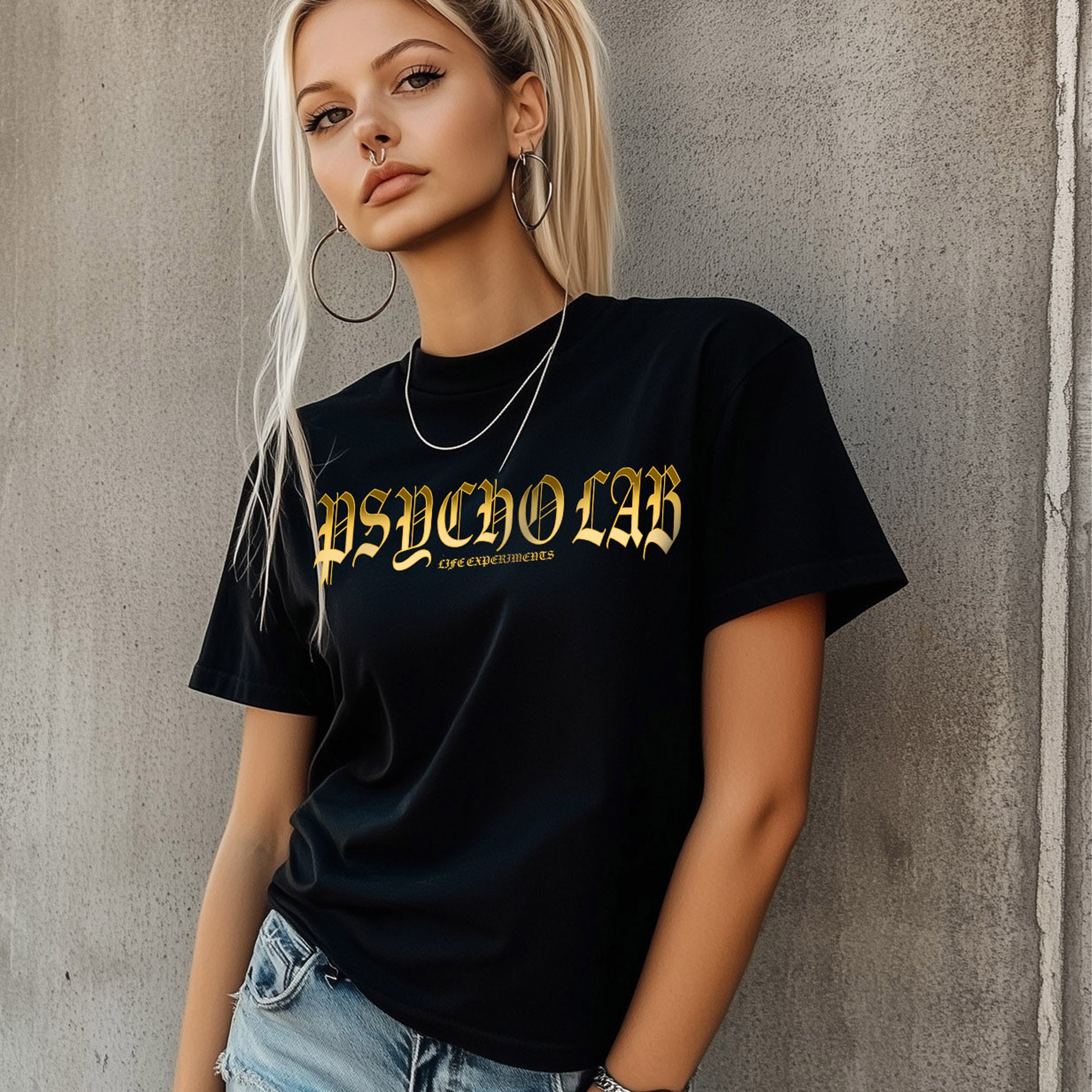Frontansicht des Womens Shirt Galaxy in Schwarz von PsychoLab, das mit einem stilvollen, gelben Logo-Design versehen ist, ideal für lässige Outfits.
