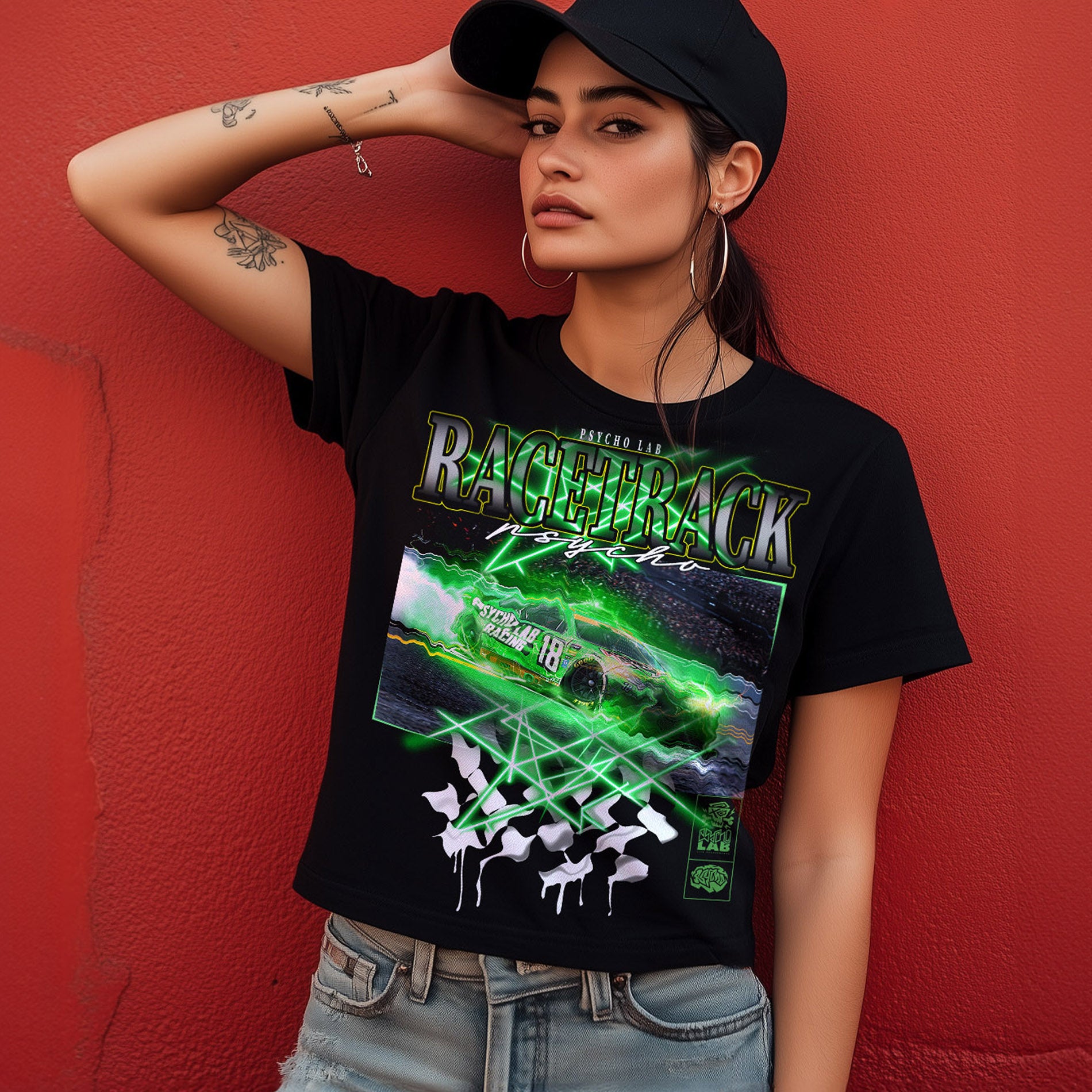 Stylisches Women's Shirt Racetrack von PsychoLab, präsentiert in Schwarz mit einem dynamischen Rennstrecken-Motiv, das Geschwindigkeit und Freiheit symbolisiert.