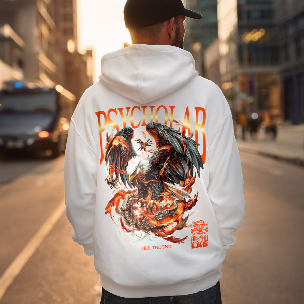 Hoodie Eagle White von PsychoLab, mit beeindruckendem Adler-Motiv auf der Rückseite, das Stärke und Freiheit symbolisiert, in urbaner Umgebung fotografiert.