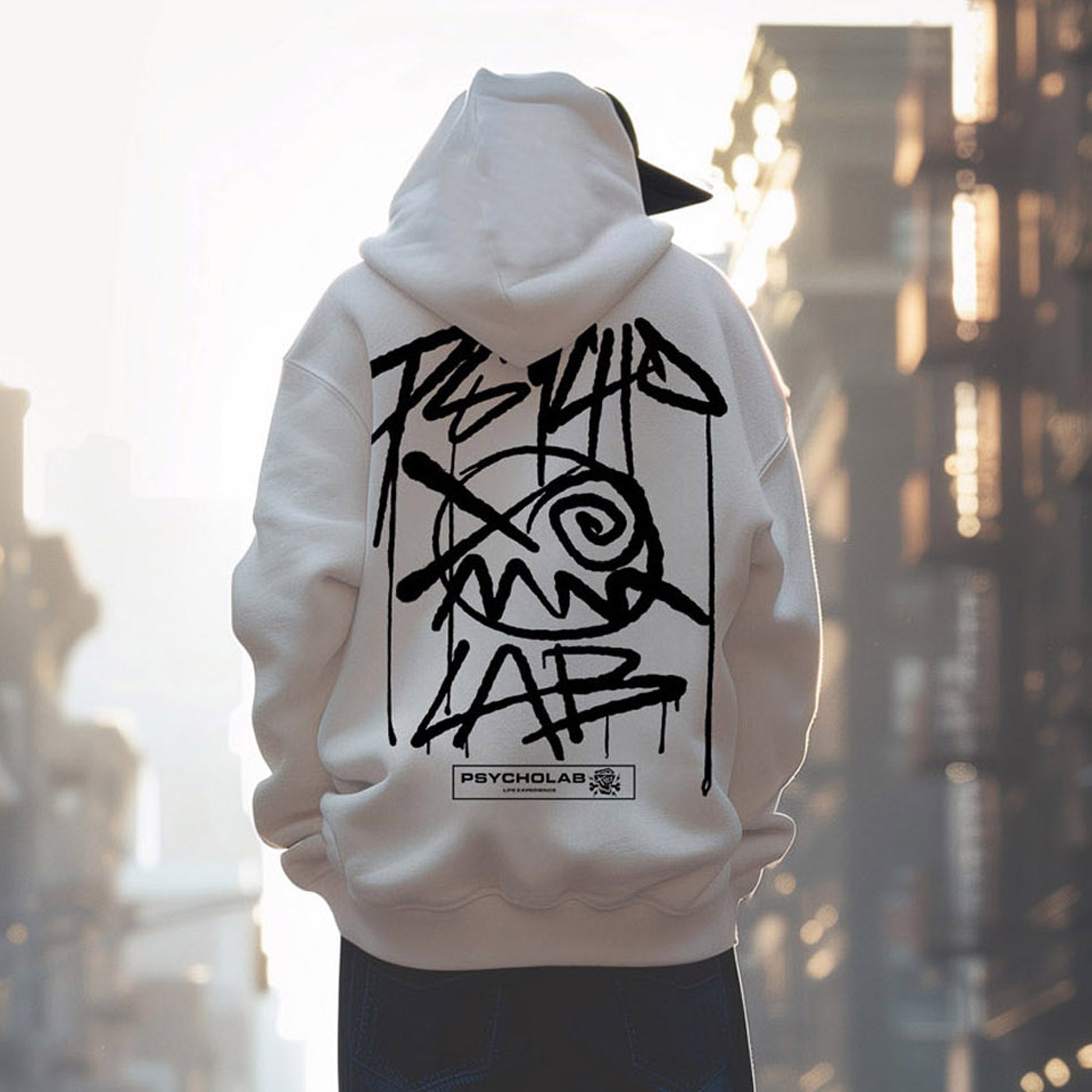 Nahaufnahme des weißen PsychoLab Hoodies mit auffälligem grafischem Logo