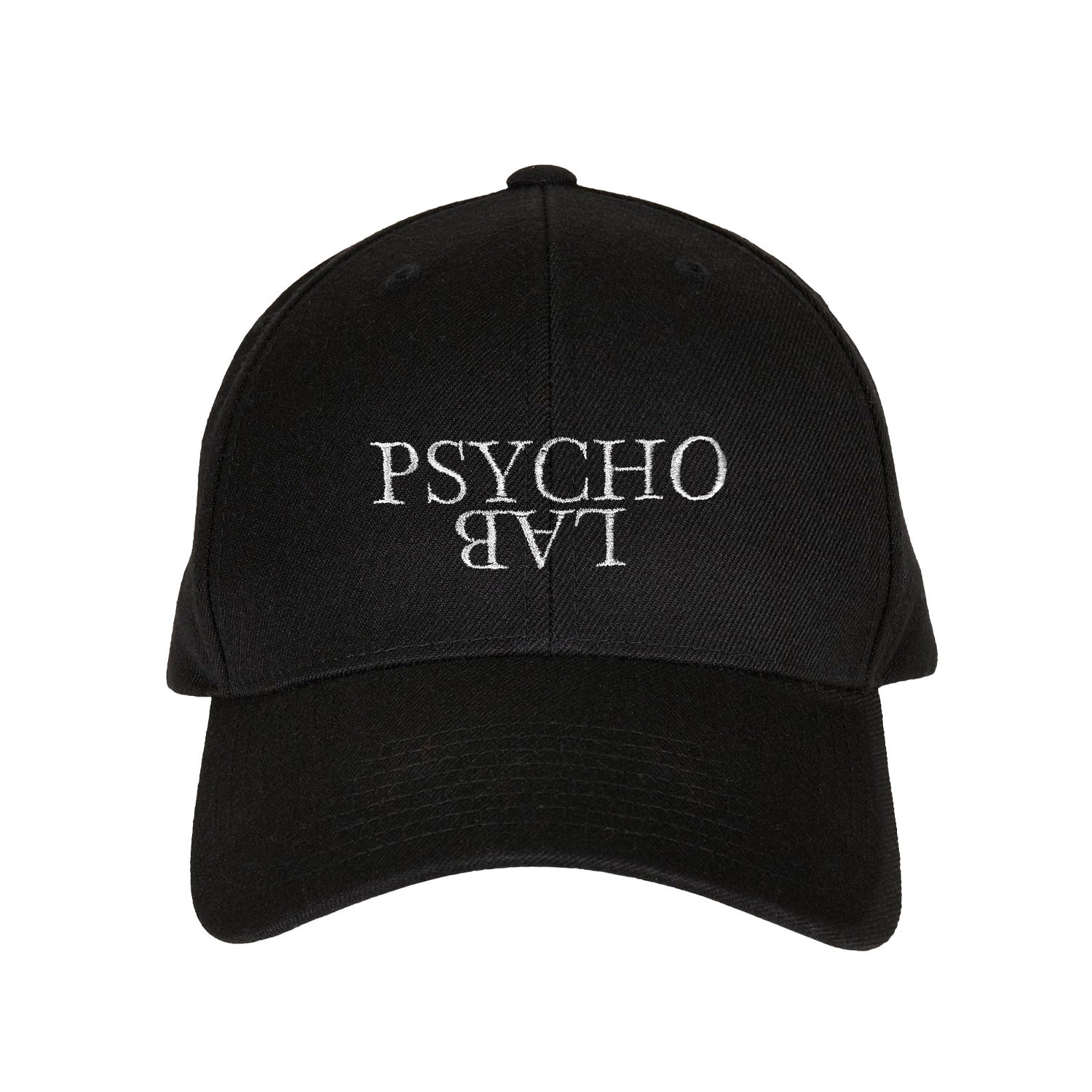 Model trägt schwarze PsychoLab Kappe mit weißem umgekehrtem Logo