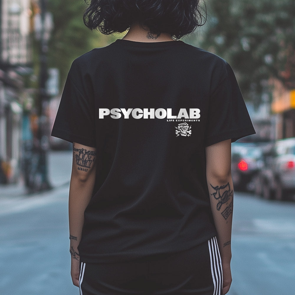 Frau trägt das Women Shirt Title Black von PsychoLab, ein lässiges schwarzes T-Shirt mit Rückenprint und urbanem Flair, ideal für Streetwear-Looks.