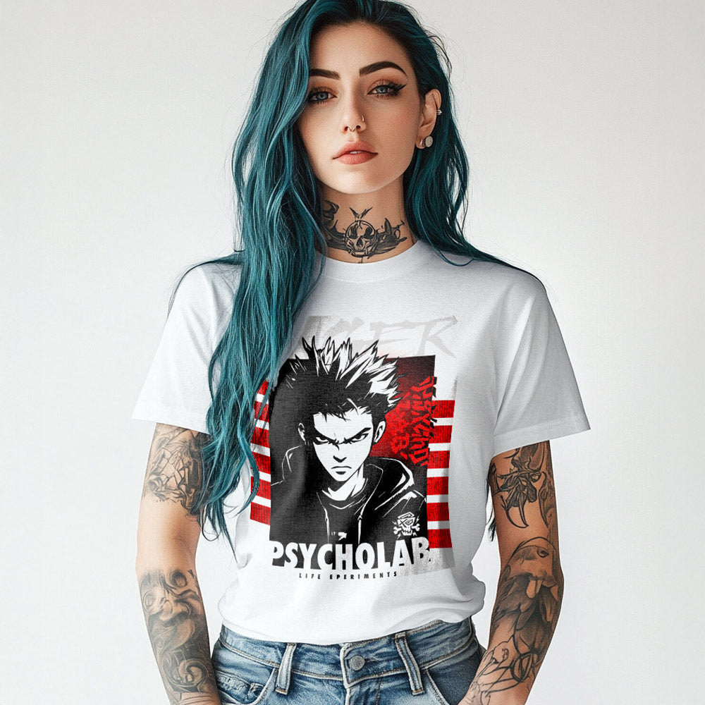 Frau trägt das Women Shirt Mad White von PsychoLab mit markantem „Mad“-Frontprint und urbanem Stil. Ideal für trendige Looks.