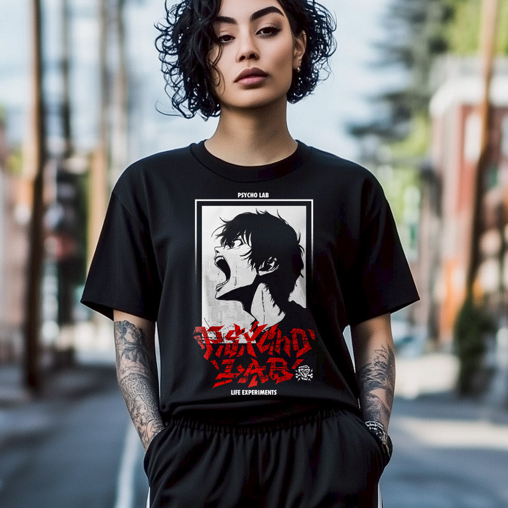 Frau trägt das Women’s Shirt Scream Black von PsychoLab, das mit einem auffälligen Scream-Print in Schwarz und Rot verziert ist und minimalistischen Streetstyle mit Ausdruck vereint.