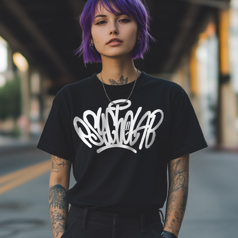 Stylisches Women Shirt Tag Black von PsychoLab, präsentiert auf einem urbanen Hintergrund, zeigt den einzigartigen Tag-Print und bietet einen modernen Streetwear-Look.