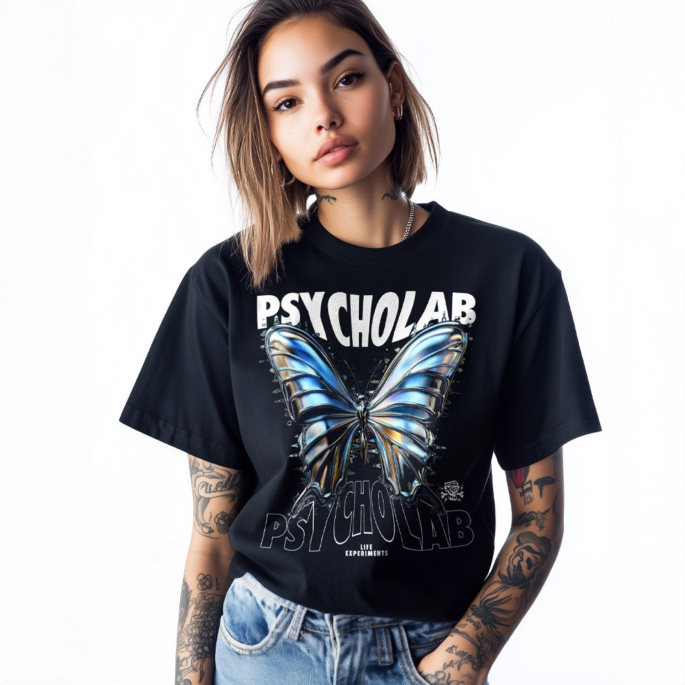 Model trägt das Womens Shirt Mariposa Black von PsychoLab, das durch einen detailreichen Schmetterlingsdruck besticht.