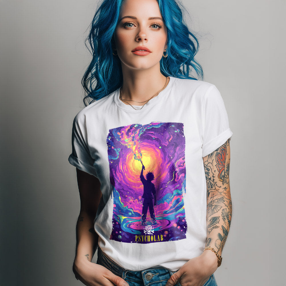 Stylisches Frauen-Shirt mit dem Titel 'Womens Shirt Painting Sky White' von PsychoLab, das einen kreativen, träumerischen Druck zeigt, der die Verbindung zwischen Realität und Unterbewusstsein verkörpert.