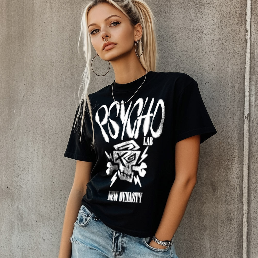 Stylisches Frauen-Shirt in Schwarz mit PsychoLab-Logodesign, das die Trends der Streetwear verkörpert. Womens Shirt Brick Black von PsychoLab, perfekt für einen urbanen Look.