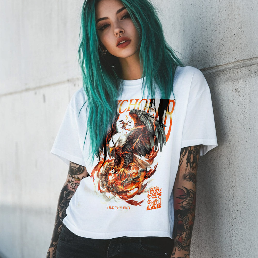 Eine junge Frau mit türkisfarbenen Haaren trägt das Womens Shirt Eagle White von PsychoLab, das einen beeindruckenden Adler-Print zeigt und minimalistischen Streetstyle verkörpert.