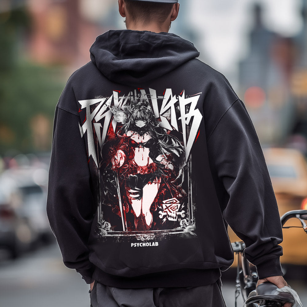 Mann trägt den Hoodie Slay von PsychoLab in einer urbanen Umgebung, zeigt das auffällige Design auf der Rückseite mit dem Motiv und dem Logo von PsychoLab.