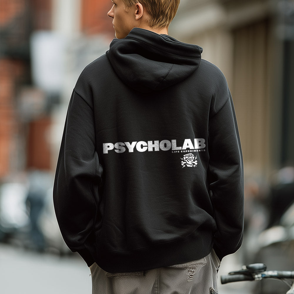 Ein stylischer Hoodie Title Black von PsychoLab, der hinten mit dem markanten PsychoLab Logo und einem coolen Totenkopf-Design verziert ist, ideal für einen urbanen Look und ein Statement in deinem Alltags-Outfit.