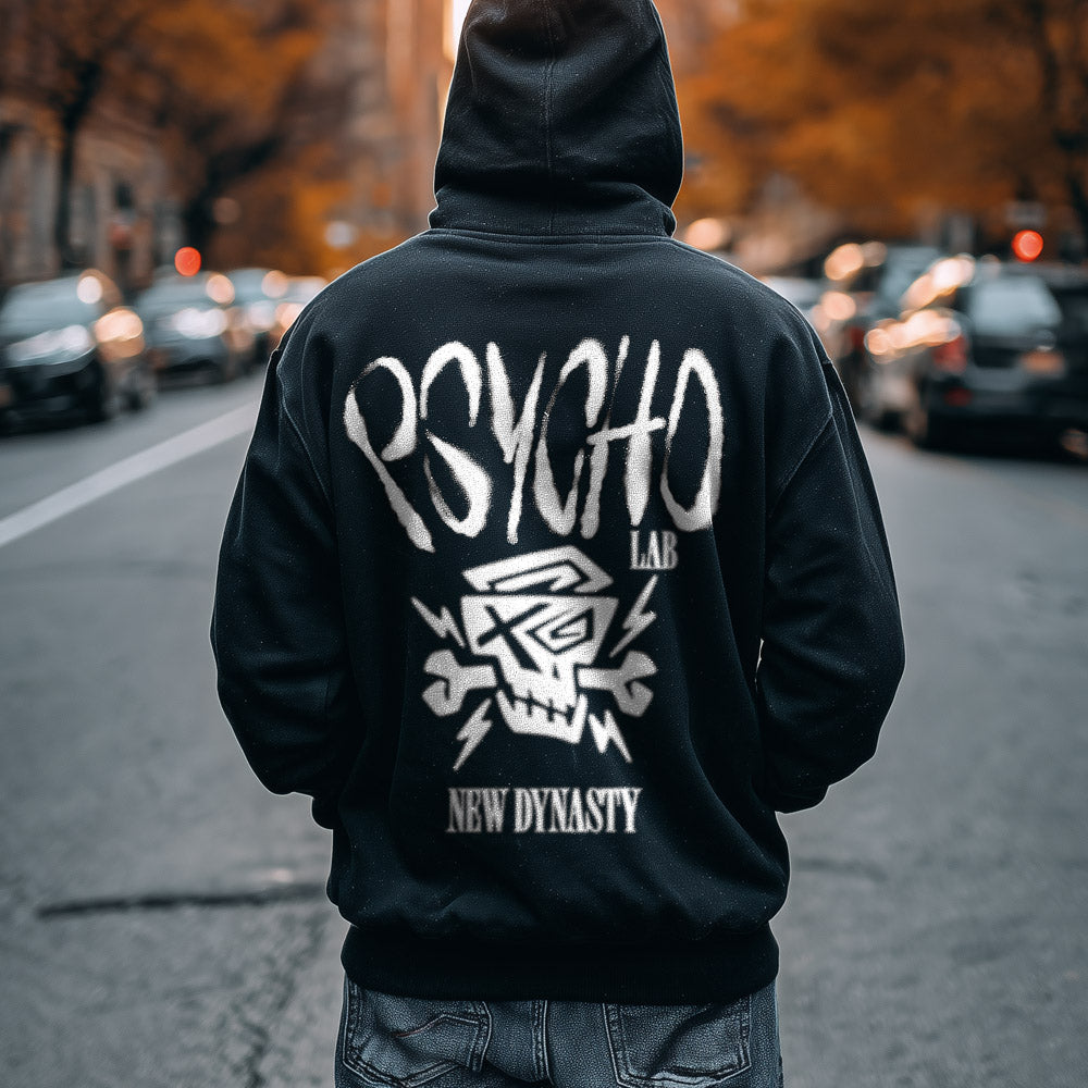 Hinteransicht des Hoodie Brick Black von PsychoLab, präsentiert in urbaner Umgebung mit Straßen und herbstlichen Bäumen, der auffällige Druck und das lässige Design verkörpern den rebellischen Streetwear-Stil von PsychoLab.