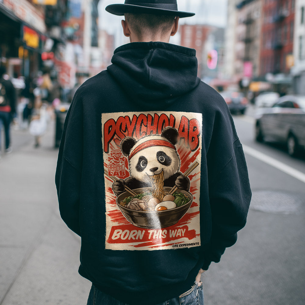 Hoodie Panda Black von PsychoLab, eine Person zeigt das auffällige Rückdesign mit einem Panda, der Noodles isst, ideal für Urban Streetwear und individuelle Styles.